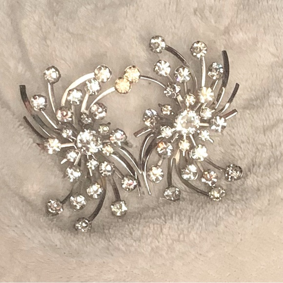 Brilliant Snowflake earrings. catch a bit of glamour. shine bright like a 💎 - Picture 6 of 7